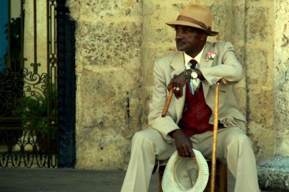 Ein Einheimischer in den Straßen von Cienfuegos.